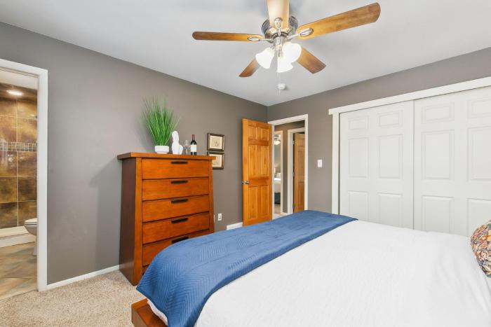 the rustic retreat pet friendly w fenced yard