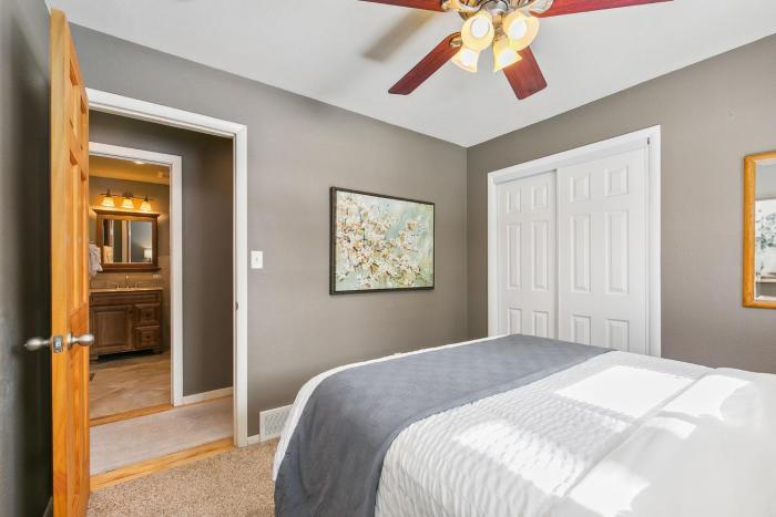the rustic retreat pet friendly w fenced yard