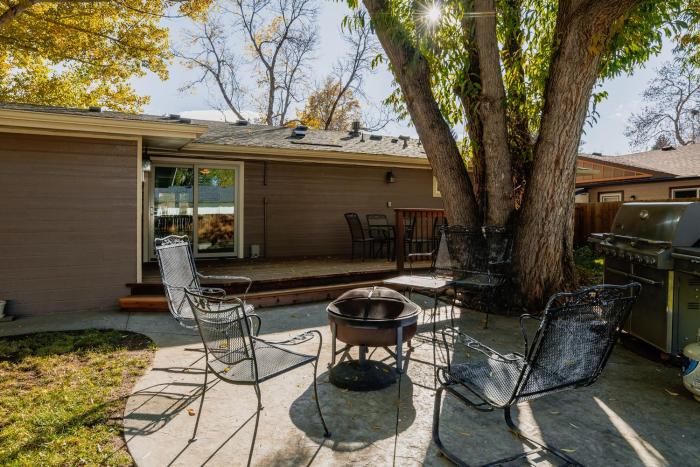 the rustic retreat pet friendly w fenced yard