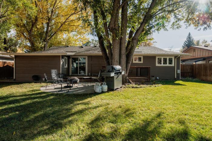 the rustic retreat pet friendly w fenced yard