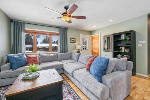 the rustic retreat pet friendly w fenced yard