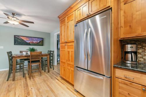 the rustic retreat pet friendly w fenced yard