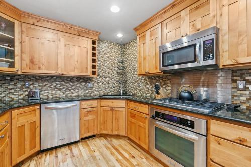 the rustic retreat pet friendly w fenced yard