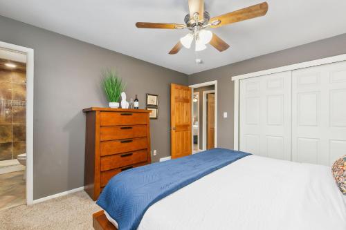 the rustic retreat pet friendly w fenced yard