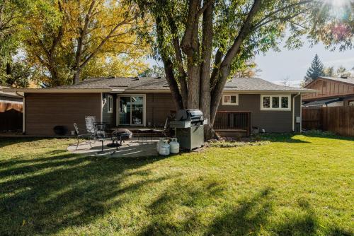 the rustic retreat pet friendly w fenced yard