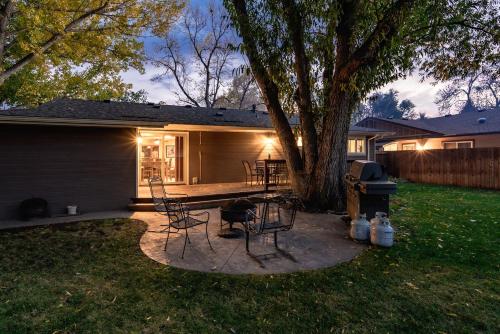 the rustic retreat pet friendly w fenced yard