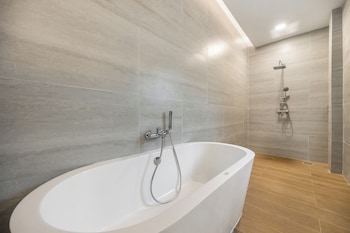 movenpick pool villa 6br