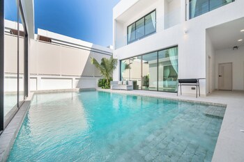 movenpick pool villa 6br