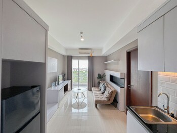 pleasant and strategic 1br at grand sungkono lagoon apartment