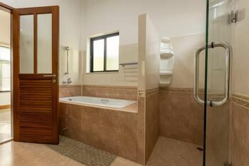 tim buktu 4br jacuzzi walkvillamarket170