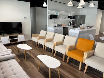 Pod-Inn Hotel,237 Simcoe Street,2 star