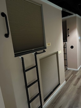 Pod-Inn Hotel,237 Simcoe Street,2 star