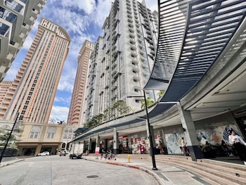 bgc mckinley city center apartments