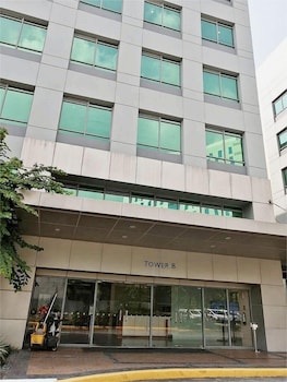 bgc mckinley city center apartments