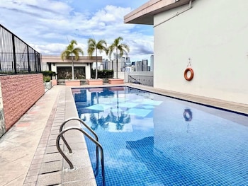 bgc mckinley city center apartments
