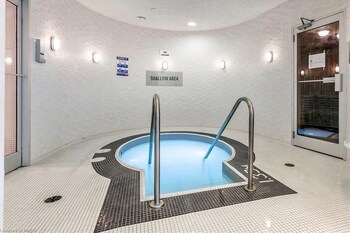 Beautiful Luxurious Modern Suite,,4 star