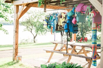 Portage Lakeside Cabins,,2 star