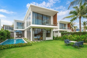 aqua vista hoi an beachfront villas