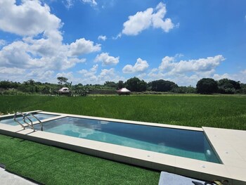 tres marias farmhouse with pool
