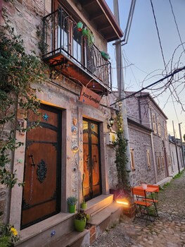 azra konuk evi
