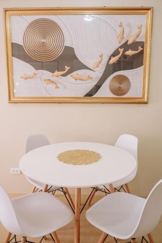 Minimalist Chic City Loft,,2 star