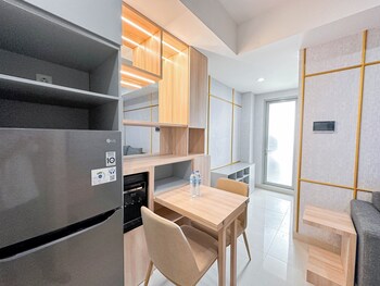 elegant and compact 1br at grand sungkono lagoon apartment