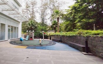 elegant and compact 1br at grand sungkono lagoon apartment