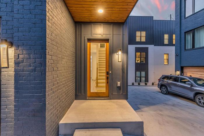 luxury hot tub rooftop deck game room nashville