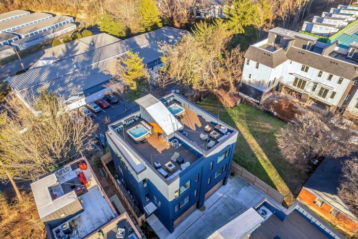 luxury hot tub rooftop deck game room nashville