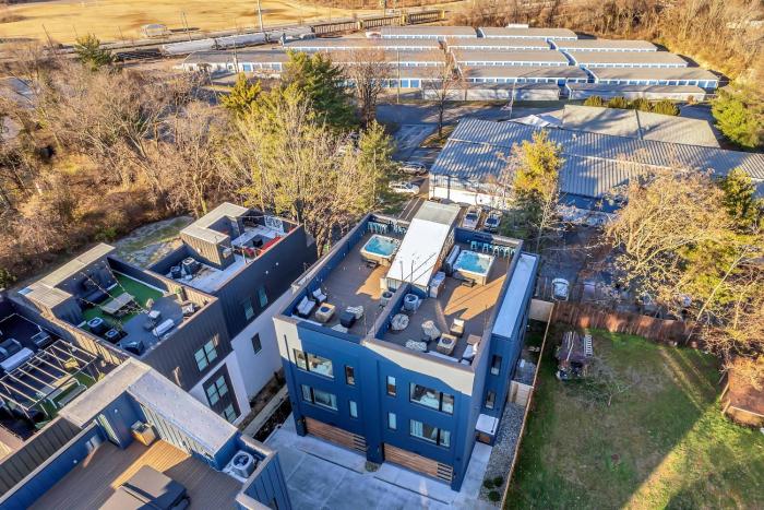 luxury hot tub rooftop deck game room nashville