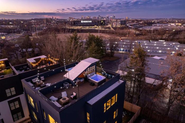 luxury hot tub rooftop deck game room nashville