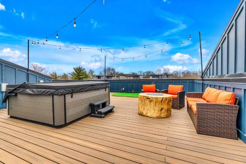 luxury hot tub rooftop deck game room nashville