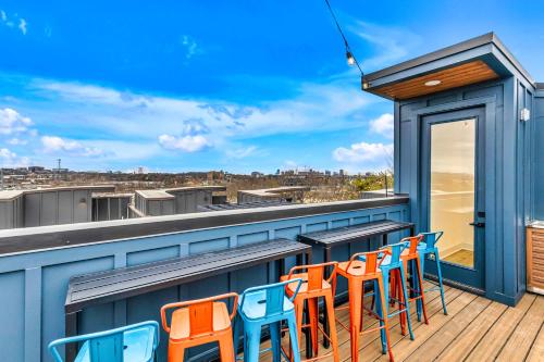 luxury hot tub rooftop deck game room nashville