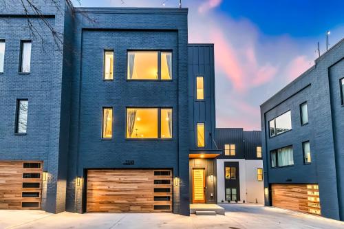 luxury hot tub rooftop deck game room nashville