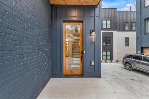 luxury hot tub rooftop deck game room nashville