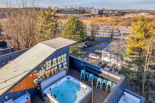 Luxury Hot Tub Rooftop Deck Game Room Nashville,,2 star