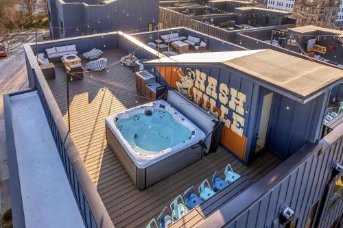 luxury hot tub rooftop deck game room nashville