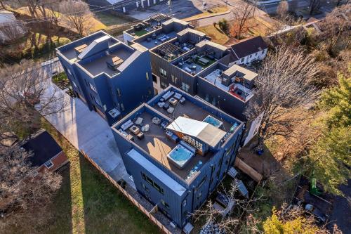 luxury hot tub rooftop deck game room nashville