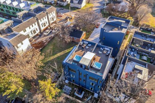 luxury hot tub rooftop deck game room nashville