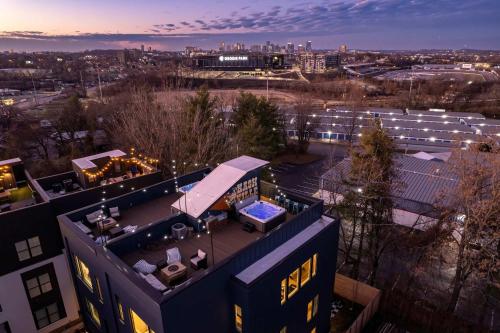 luxury hot tub rooftop deck game room nashville
