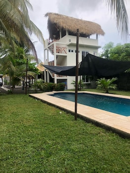 Birds House, Puerto San Jose,,2 star