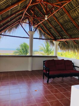 Birds House, Puerto San Jose,,2 star