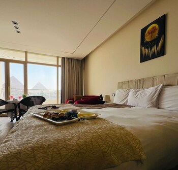 roone pyramids view inn