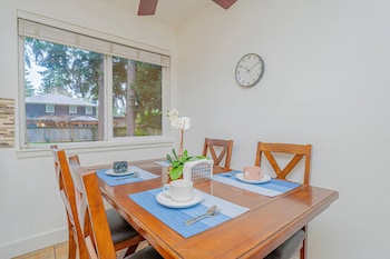 Mercer Island Escape Luxury Stay,,4 star
