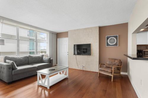 Bay Harbor Sunset Apt 5A,9440 W Bay Harbor Dr,2 star
