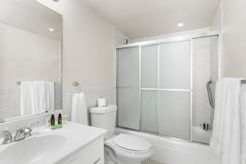 Bay Harbor Sunset Apt 5A,9440 W Bay Harbor Dr,2 star