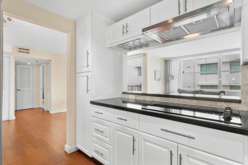 Bay Harbor Sunset Apt 5A,9440 W Bay Harbor Dr,2 star