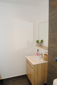 astoria 1 br with gym andpool in lavington