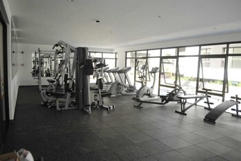 astoria 1 br with gym andpool in lavington