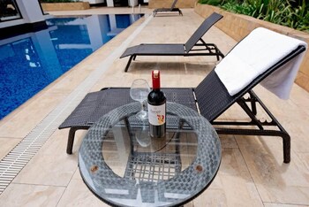 astoria 1 br with gym andpool in lavington